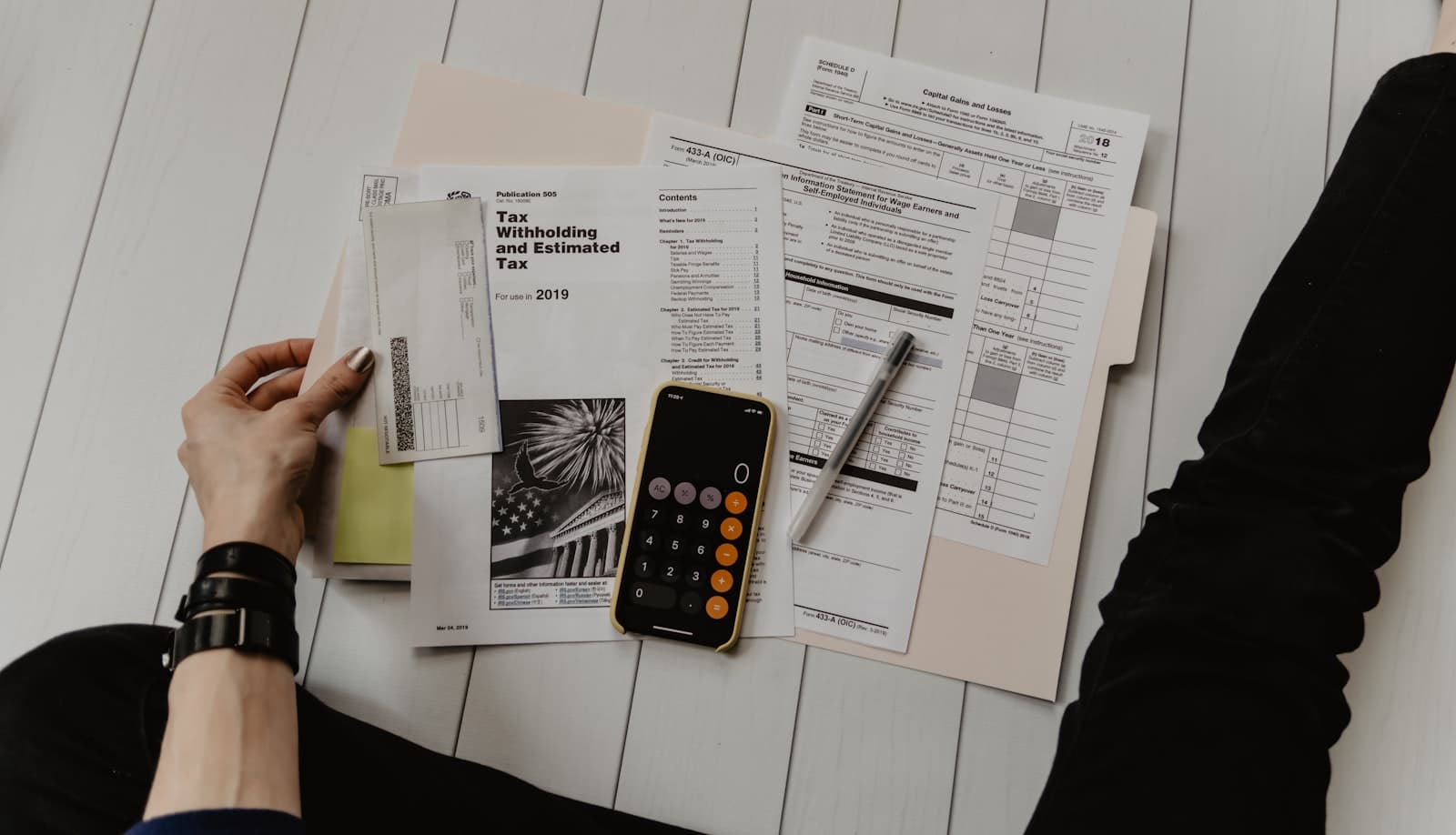 Documentos y llaves sobre la mesa de un cierre inmobiliario
