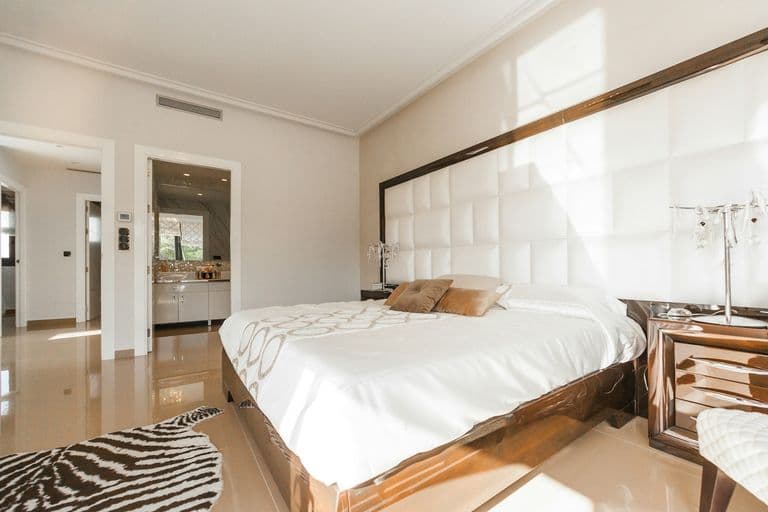 Habitación principal del condo frente al mar en Los Corales